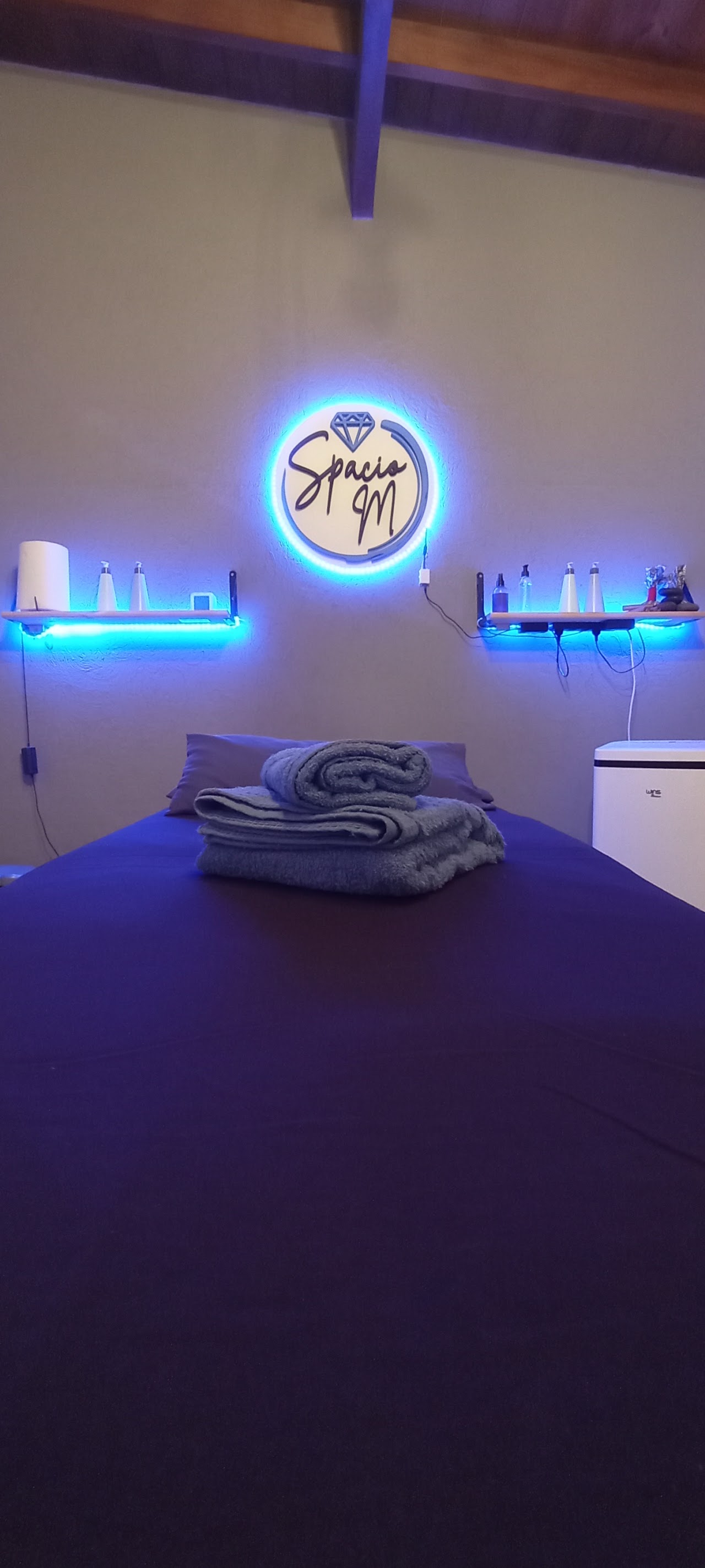 Suite privada de masajes en Spacio M San Miguel con iluminación nocturna cyan